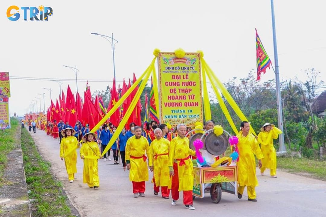 A large number of residents take part in the procession at Ca Temple Festival - Quan Hoang Muoi Palace